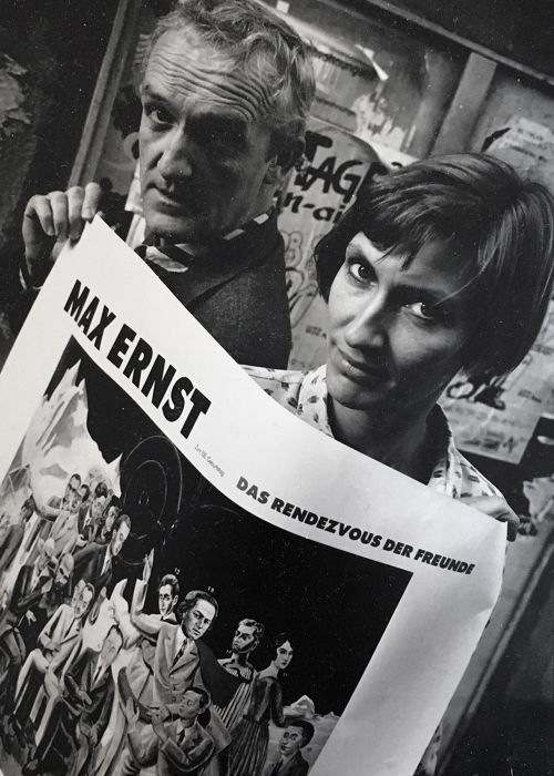 Maria Hemmleb und Christian Bau, die Regisseurin und der Regisseur halten das Plakat zu dem Film "Rendezvous der Freunde".